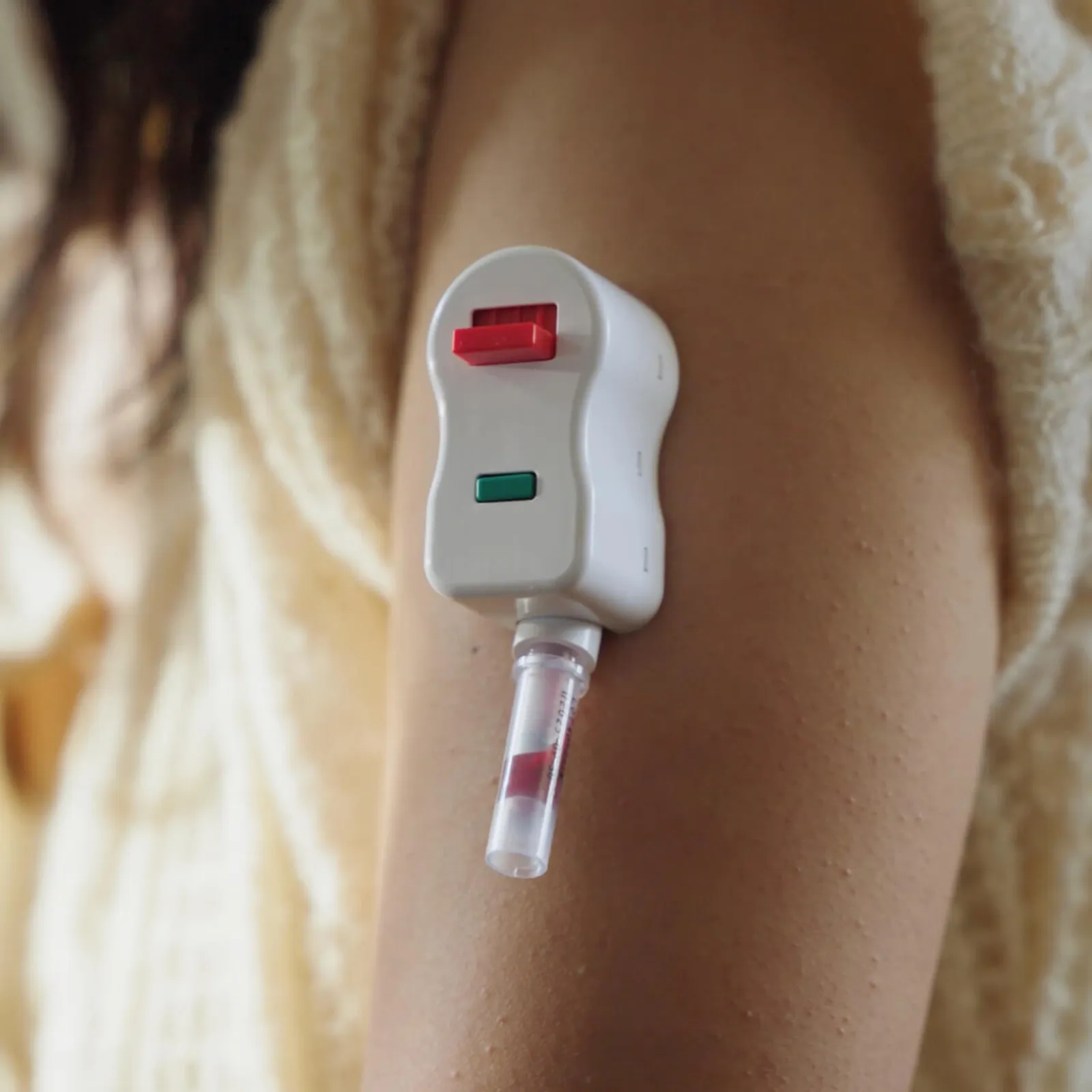SiPhox EasyDraw collection device on a person's upper arm